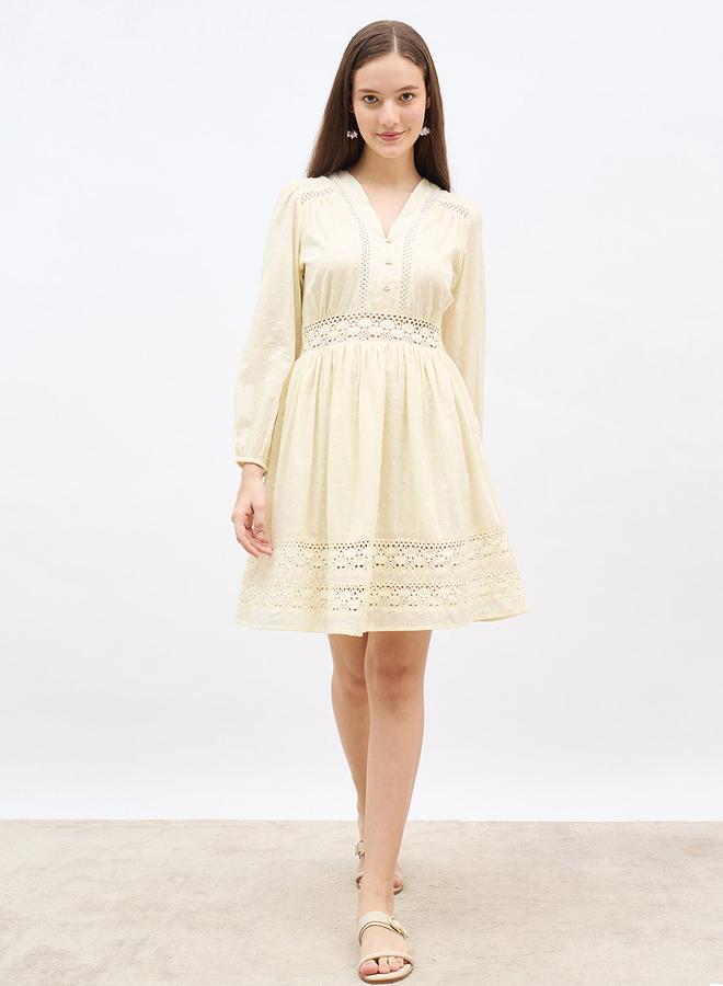 ستايلي فستان قصير بياقة على شكل حرف  وتفاصيل شيفلي وخط - Image 2