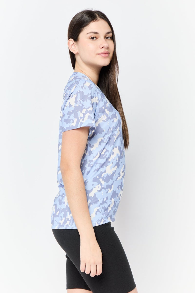 Adidas تي شيرت رياضي نسائي قصير الأكمام بتصميم تمويه، متعدد الألوان - Image 4