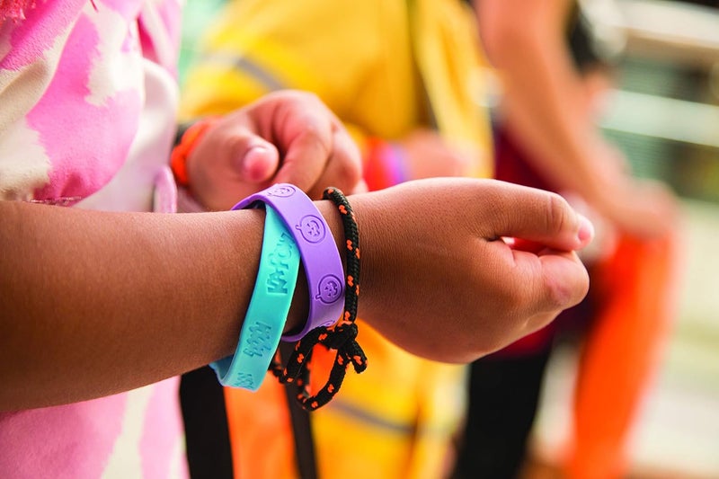 Fun Express 24 Piece Superhero Sayings Rubber Bracelets Set - Image 4