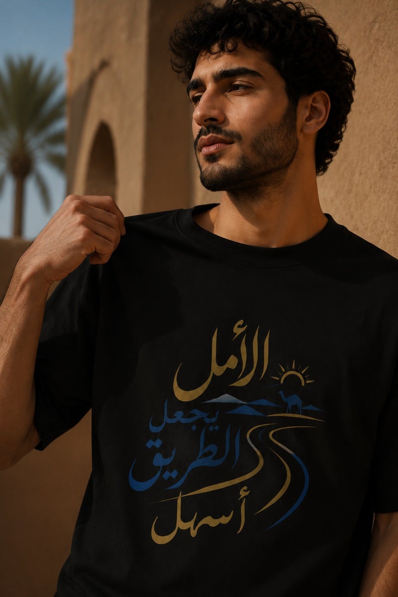تي شيرت رجالي أسود بقصة واسعة وطبعة خط عربي مميزة بتصميم عصري بأكمام قصيرة وياقة دائرية - Image 5