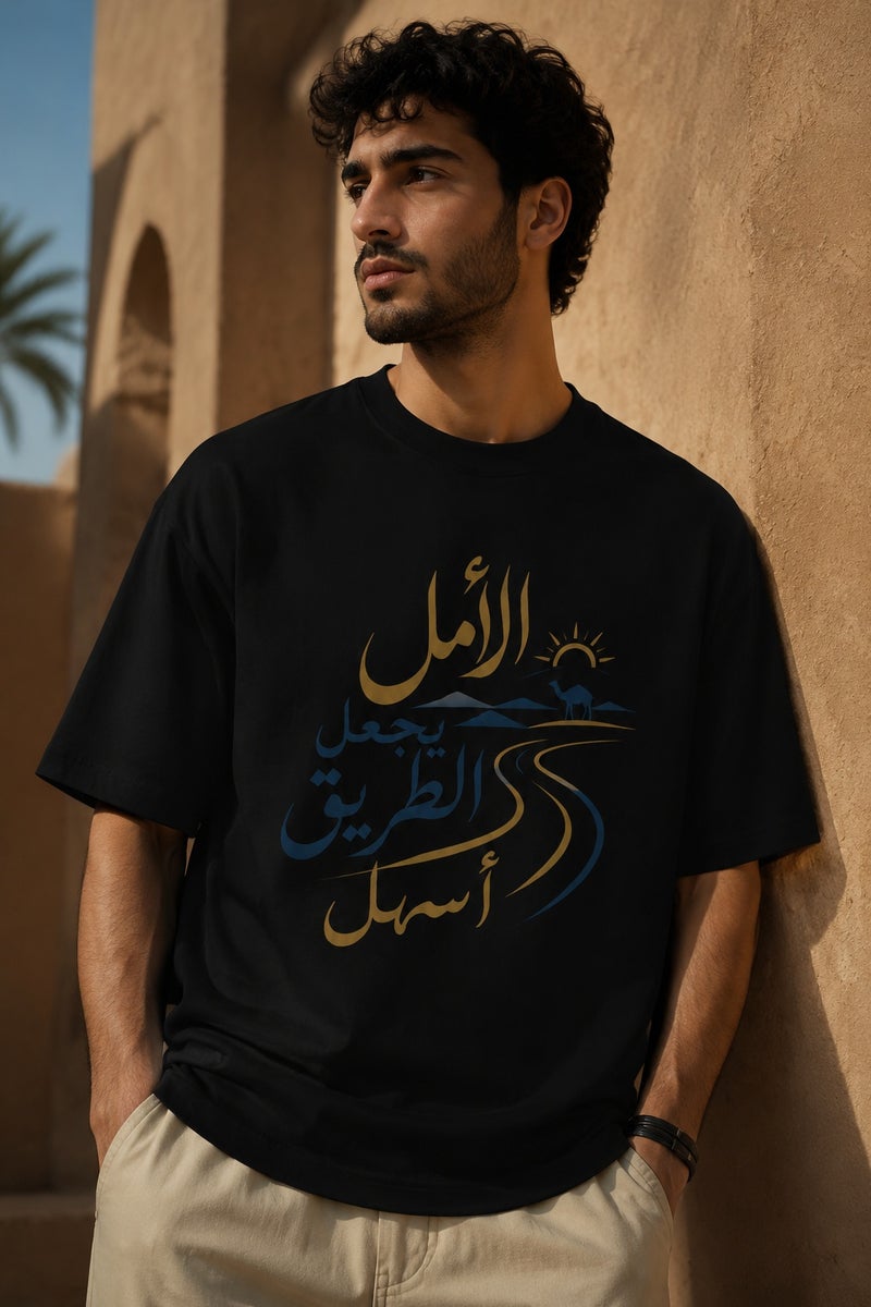 تي شيرت رجالي أسود بقصة واسعة وطبعة خط عربي مميزة بتصميم عصري بأكمام قصيرة وياقة دائرية - Image 1