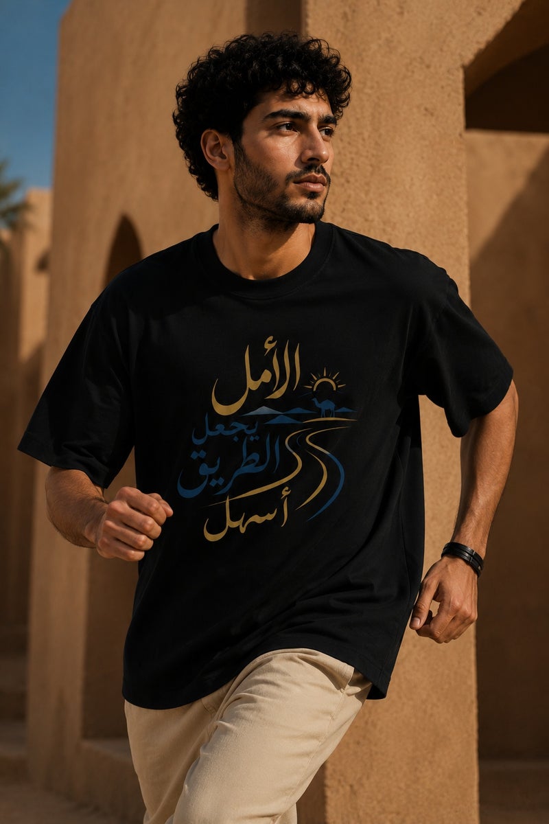 تي شيرت رجالي أسود بقصة واسعة وطبعة خط عربي مميزة بتصميم عصري بأكمام قصيرة وياقة دائرية - Image 3