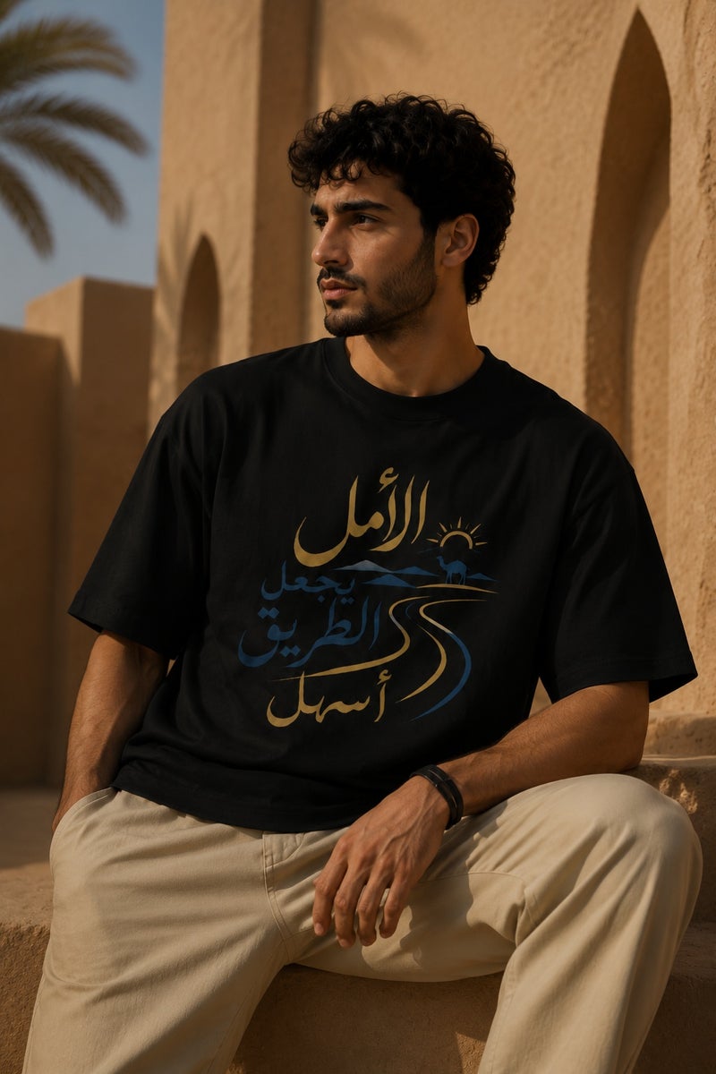 تي شيرت رجالي أسود بقصة واسعة وطبعة خط عربي مميزة بتصميم عصري بأكمام قصيرة وياقة دائرية - Image 4