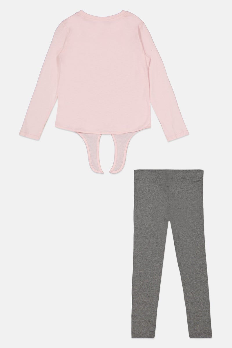 PUMA طقم بنات أطفال من قطعتين مع شعار العلامة التجارية، بلوزة وسروال ضيق، وردي/رمادي - Image 2
