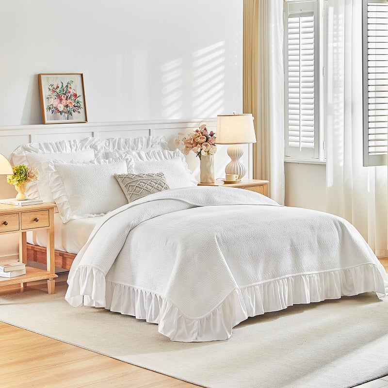 Flysheep 3 Pieces White Quilt Set Queen Size, Wide Ruffled Fringe Lightweight Bedspread Bedding Set for All Season (1 Quilt + 2 Shams) - Image 1