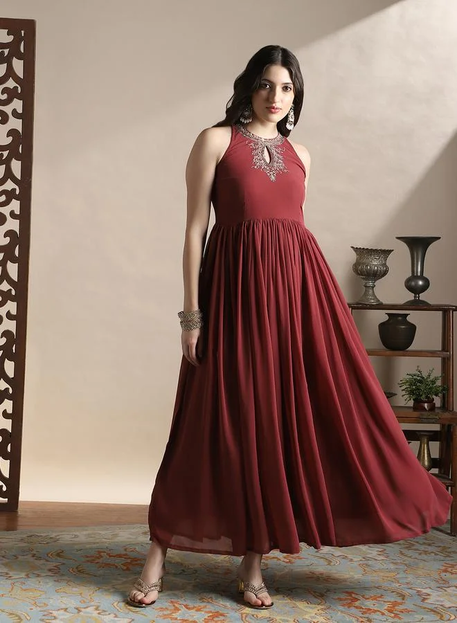 جلو باص فستان طويل بياقة هولتر بشق وتفاصيل مُطرّزة