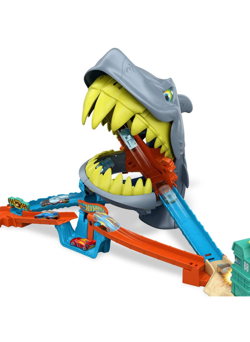 Hot Wheels مجموعة مسار سيارة لعبة، مجموعة لعب شاطئ مدينة سمكة القرش مع سيارة مصنوعة من الصب 1:64. - Image 3