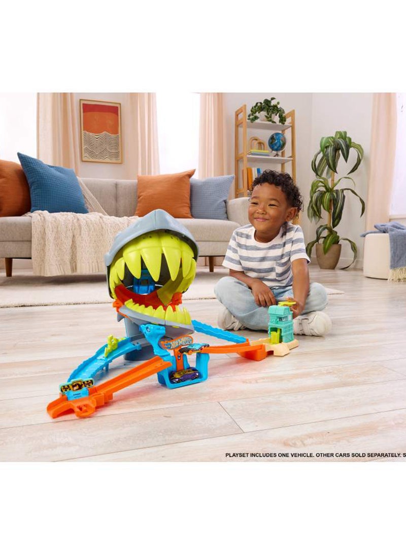 Hot Wheels مجموعة مسار سيارة لعبة، مجموعة لعب شاطئ مدينة سمكة القرش مع سيارة مصنوعة من الصب 1:64. - Image 2