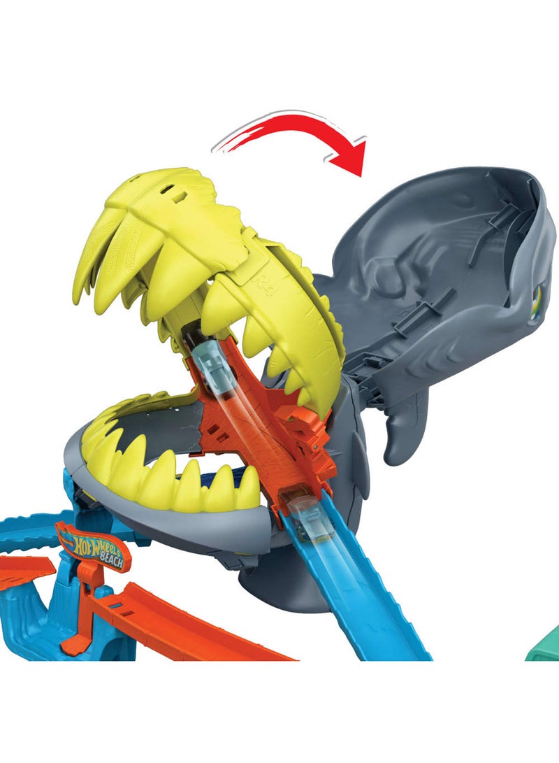 Hot Wheels مجموعة مسار سيارة لعبة، مجموعة لعب شاطئ مدينة سمكة القرش مع سيارة مصنوعة من الصب 1:64. - Image 5