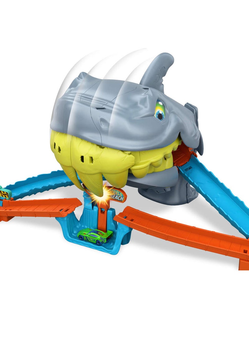 Hot Wheels مجموعة مسار سيارة لعبة، مجموعة لعب شاطئ مدينة سمكة القرش مع سيارة مصنوعة من الصب 1:64. - Image 4