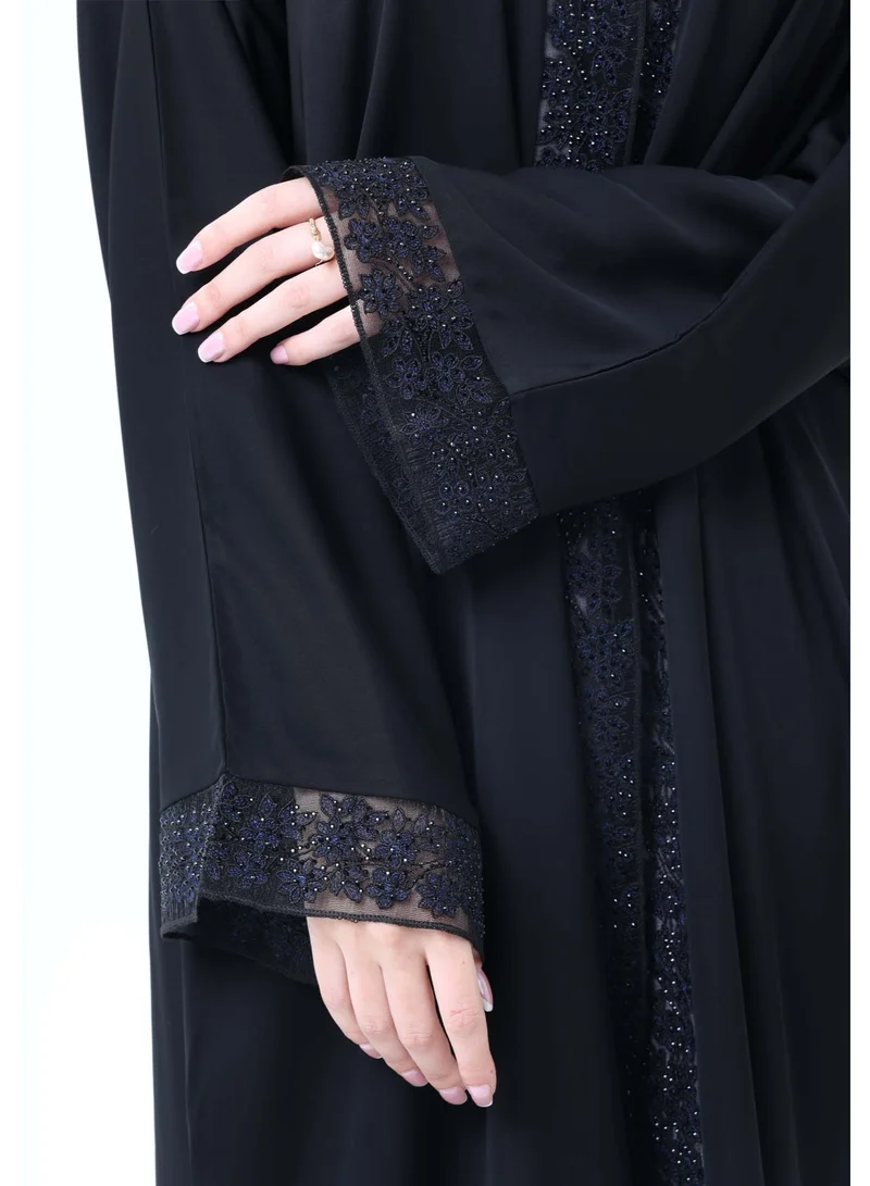 أم سكوير فاشن عباية سوداء بتفاصيل دانتيل أزرق وأسود مع حجاب