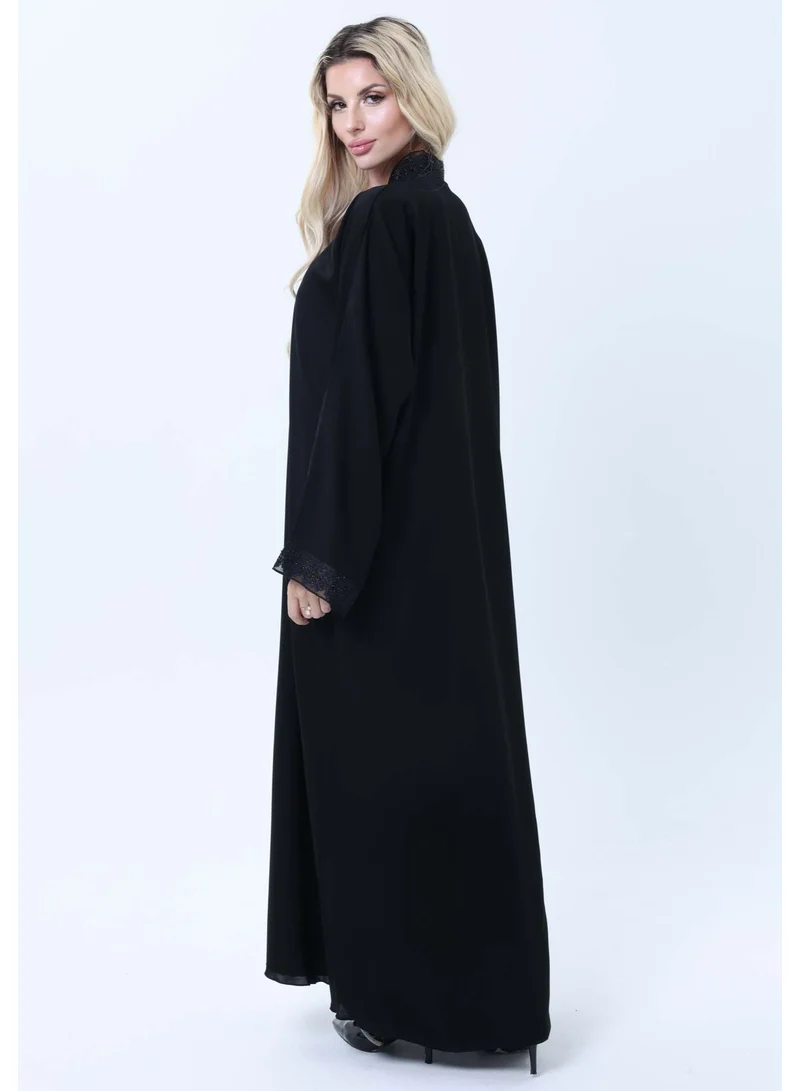 أم سكوير فاشن عباية سوداء بتفاصيل دانتيل أزرق وأسود مع حجاب