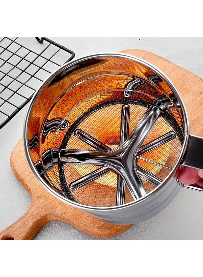 قطعة واحدة من منخل دقيق يدوي شبه آلي من الفولاذ المقاوم للصدأ، بتصميم كلاسيكي ومقبض مريح، شبكة دقيقة لأداة الخبز، تحكم دقيق في المسحوق، منخل معجنات متين للاستخدام في الخبز والطهي في المطبخ، بتشطيب مصقول. - Image 2