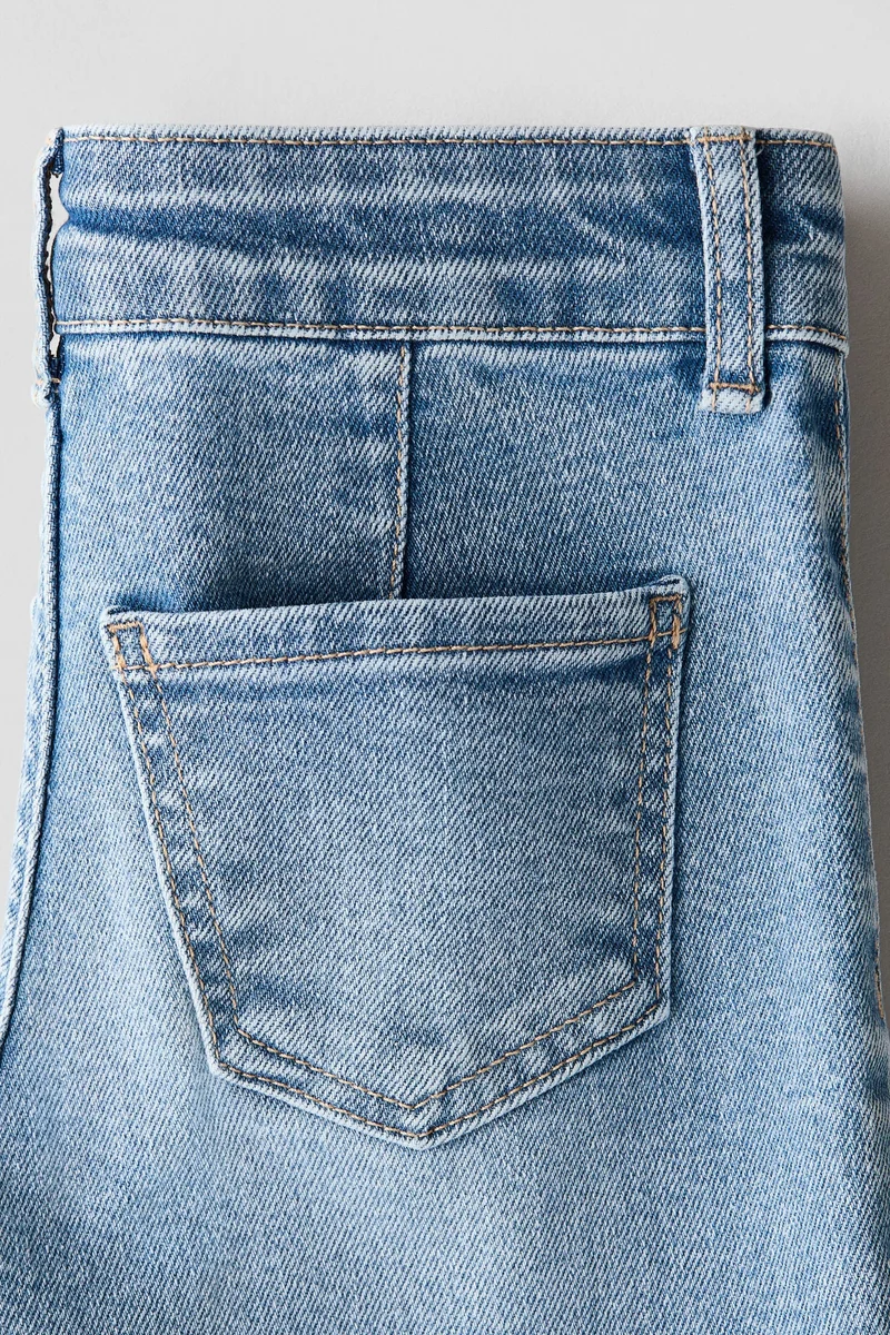 اتش اند ام جينز بحافة واسعة ومطرز بنقوش