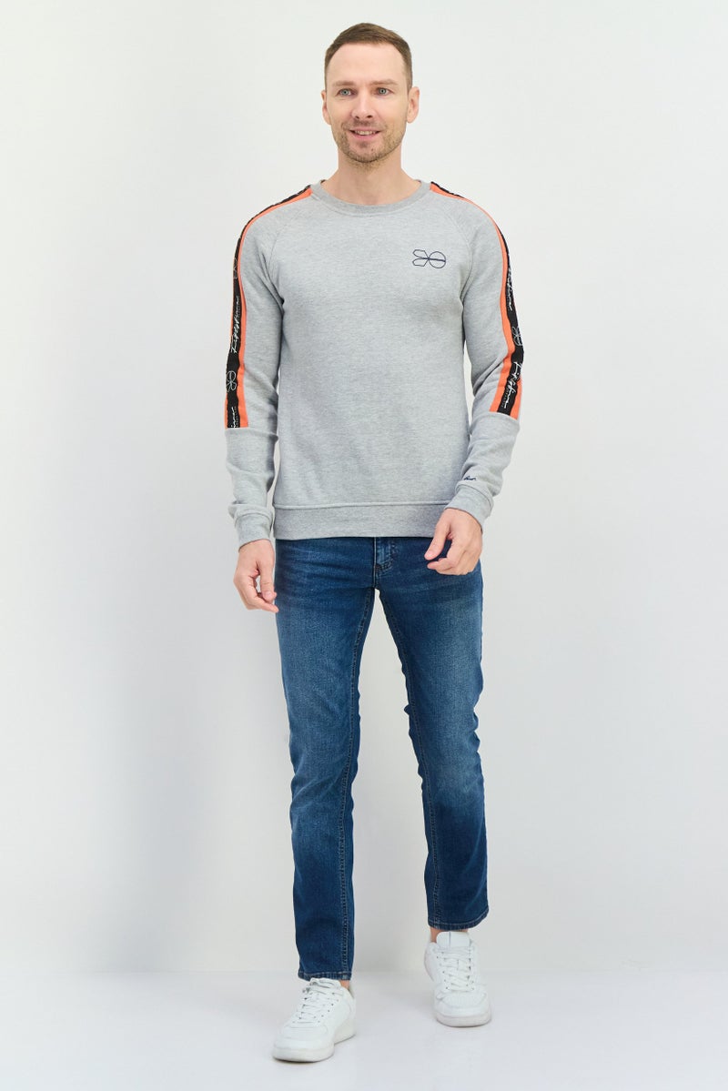 CROSSHATCH سويت شيرت رجالي بأكمام طويلة وياقة دائرية بشعار العلامة التجارية، رمادي - Image 4