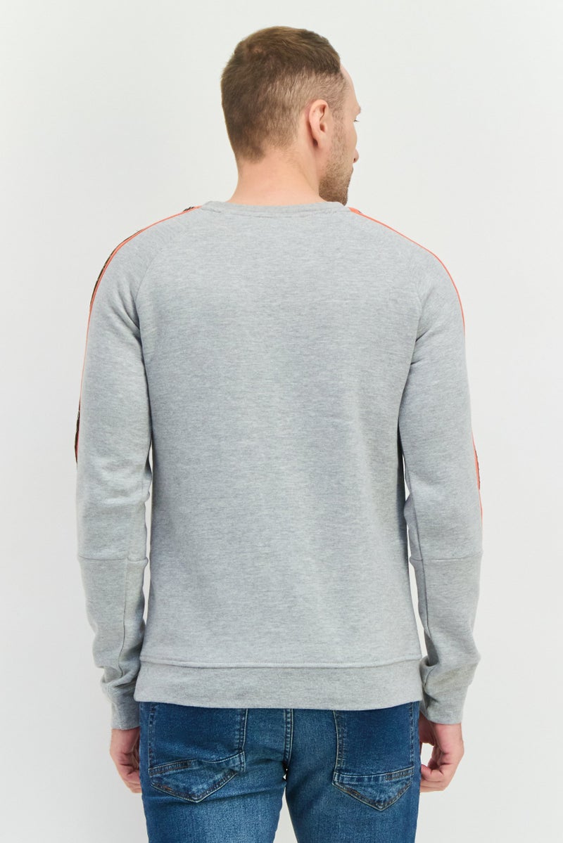 CROSSHATCH سويت شيرت رجالي بأكمام طويلة وياقة دائرية بشعار العلامة التجارية، رمادي - Image 3