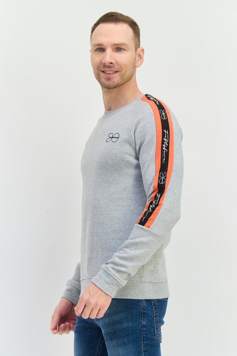 CROSSHATCH سويت شيرت رجالي بأكمام طويلة وياقة دائرية بشعار العلامة التجارية، رمادي - Image 2