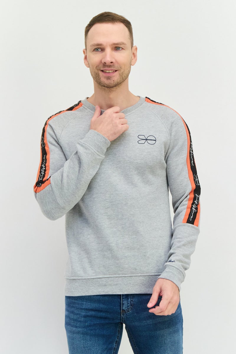 CROSSHATCH سويت شيرت رجالي بأكمام طويلة وياقة دائرية بشعار العلامة التجارية، رمادي - Image 1