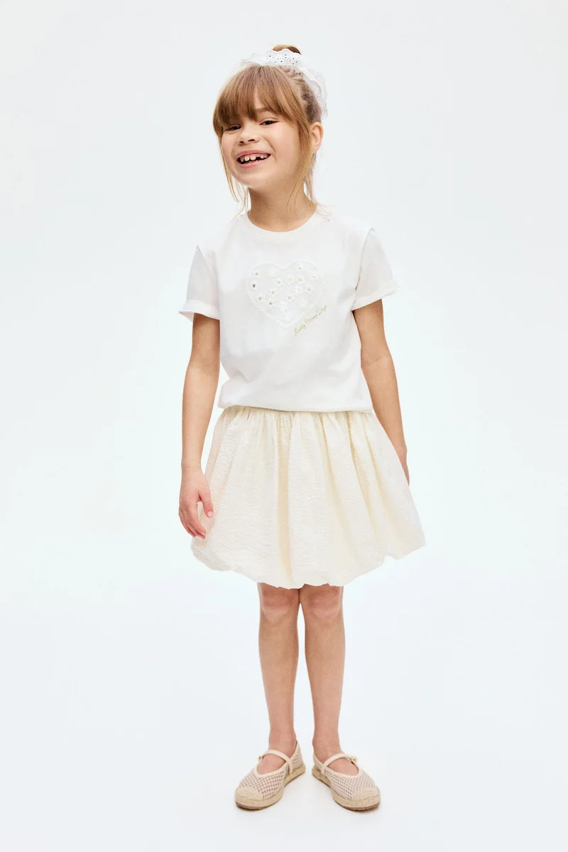 اتش اند ام تي-شيرت بتفاصيل مزخرفة