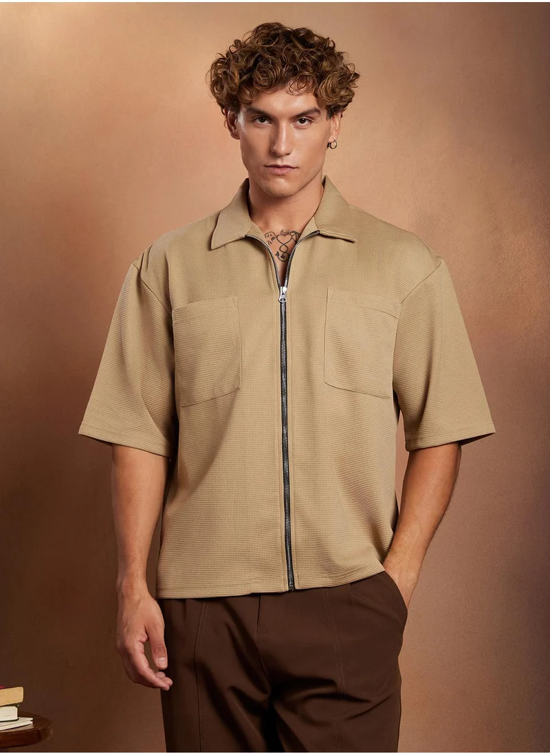 كامبوس سوترا Campus Sutra Men's Sand Beige Waffle-Utility Oversized Shirt For Casual Wear | Spread Collar | Short Regular Sleeves | Zipper Closure | Oversized Shirt Crafted With Comfort Fit For Everyday Wear