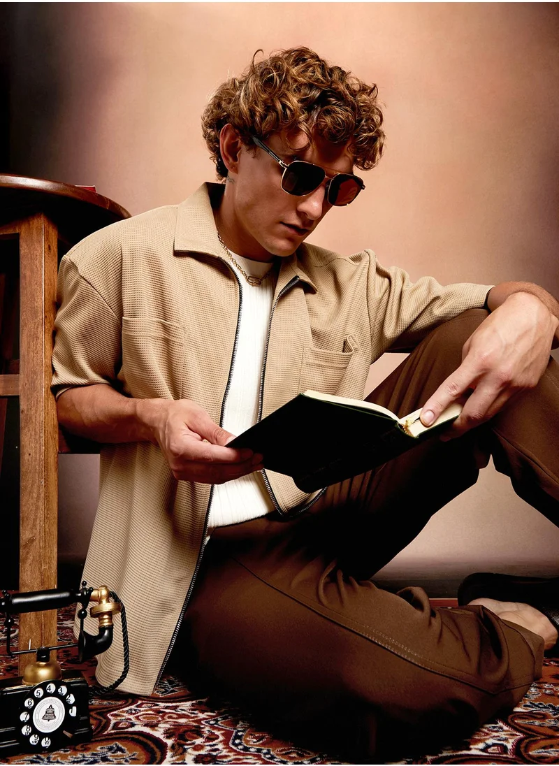 كامبوس سوترا Campus Sutra Men's Sand Beige Waffle-Utility Oversized Shirt For Casual Wear | Spread Collar | Short Regular Sleeves | Zipper Closure | Oversized Shirt Crafted With Comfort Fit For Everyday Wear