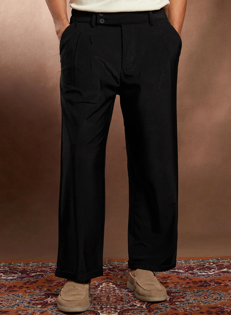 كامبوس سوترا Campus Sutra Men's Onyx Black Pleated Cuffed Trousers For Casual Wear | Mid-Rise | Relaxed Fit | Button Closure | Trousers Crafted With Comfort Fit For Everyday Wear