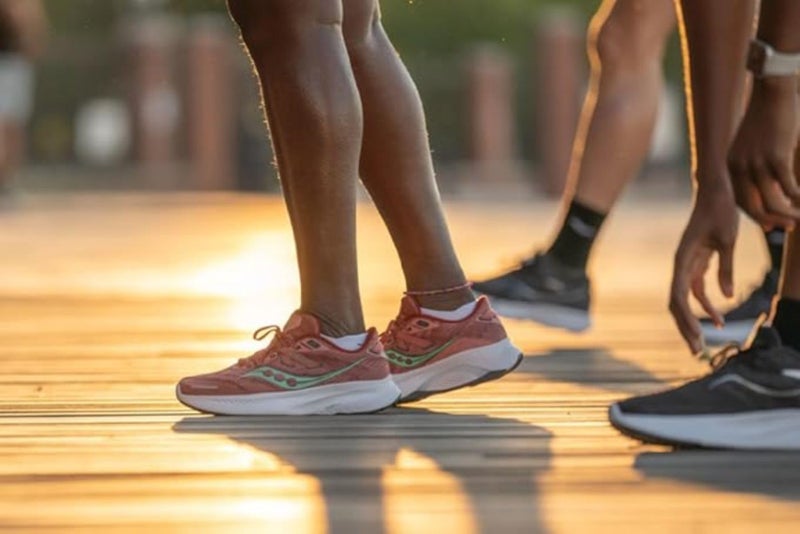 saucony جوارب ساكوني للرجال متعددة الحزم بتصميم شبكي مريح يناسب الأداء بدون ظهور، رمادي أساسي (6 أزواج)، مقاس L - Image 5