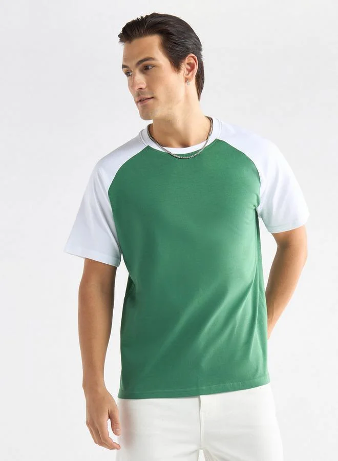 سبلاش فيڤ تيشيرت بقوالب ملوّنة وياقة ضيّقة وأكمام مغايرة