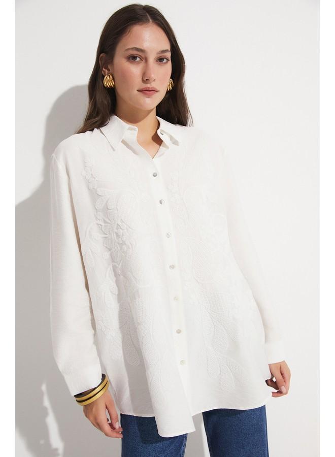 JUNE June Women Exclusive Oversize/Loose Fit Linen Blend Embroidered Detail Shirt Ecru - Image 4