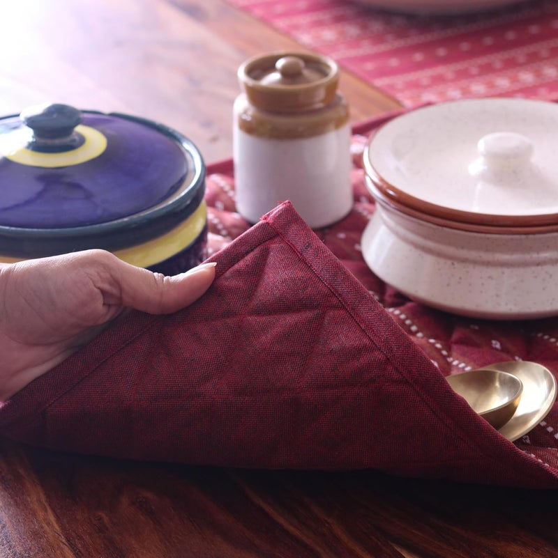THE YARD HOUSE Wipeable Reversible Quilted Heat Resistant Cotton Table PadTrivetPot Holder Woven Ruby Red 40cm X 40cm Square - Image 2
