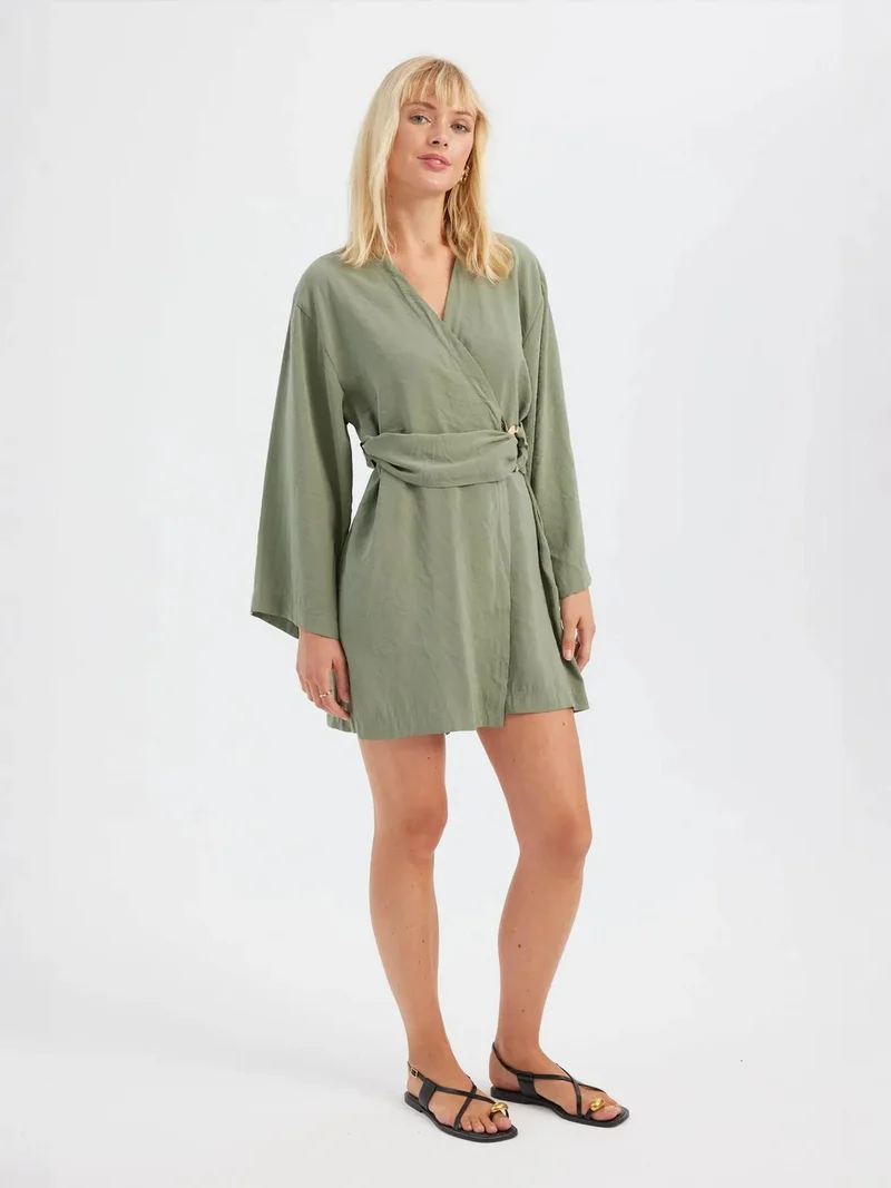 زوبعة فستان قصير بأكمام طويلة وياقة على شكل حرف  مع تفاصيل حزام