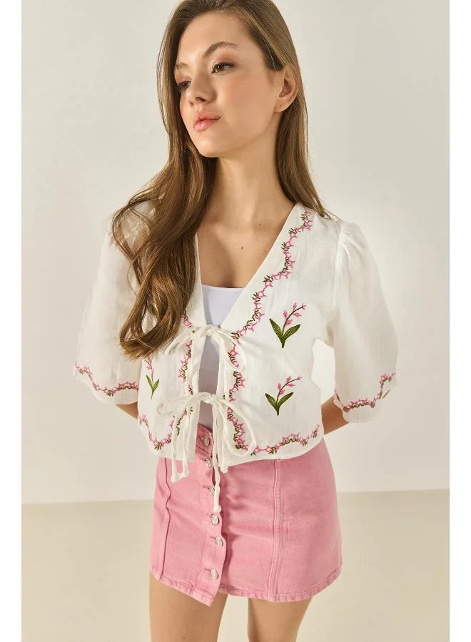 جينجر بلوزة مطرزة بالزهور بأسلوب البوهيمي برباط