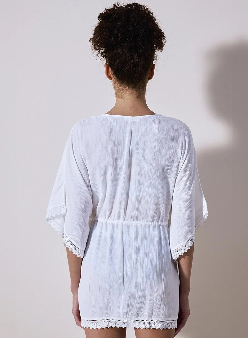 بنتي كيمونو أبيض برباط لطيف