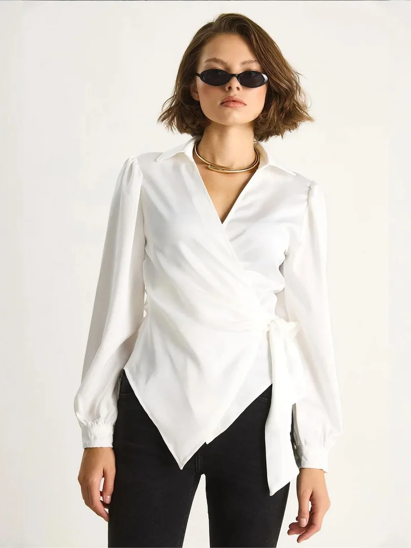 بيانكو لوتشي بلوزة ساتان مزدوجة الصدر بتفاصيل ربط من لوكسي