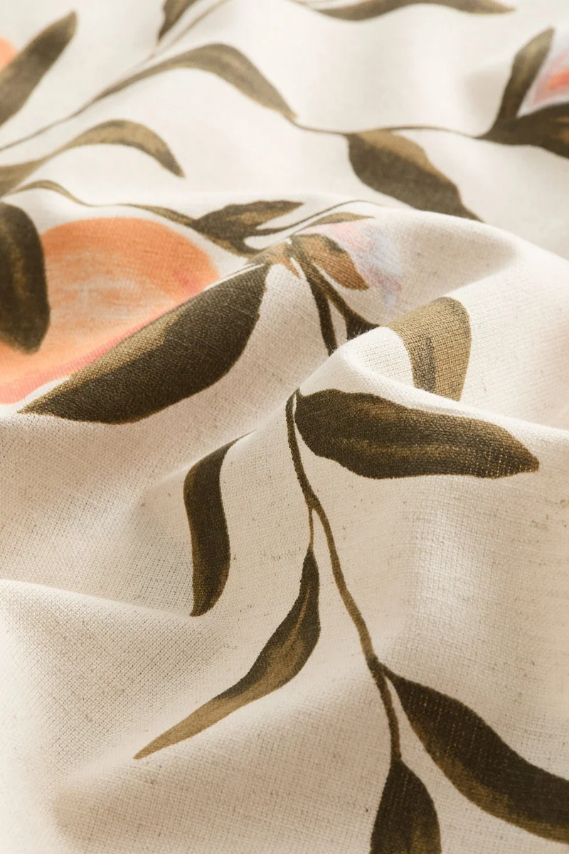 اتش اند ام مفرش طاولة من مزيج الكتان بنقوش