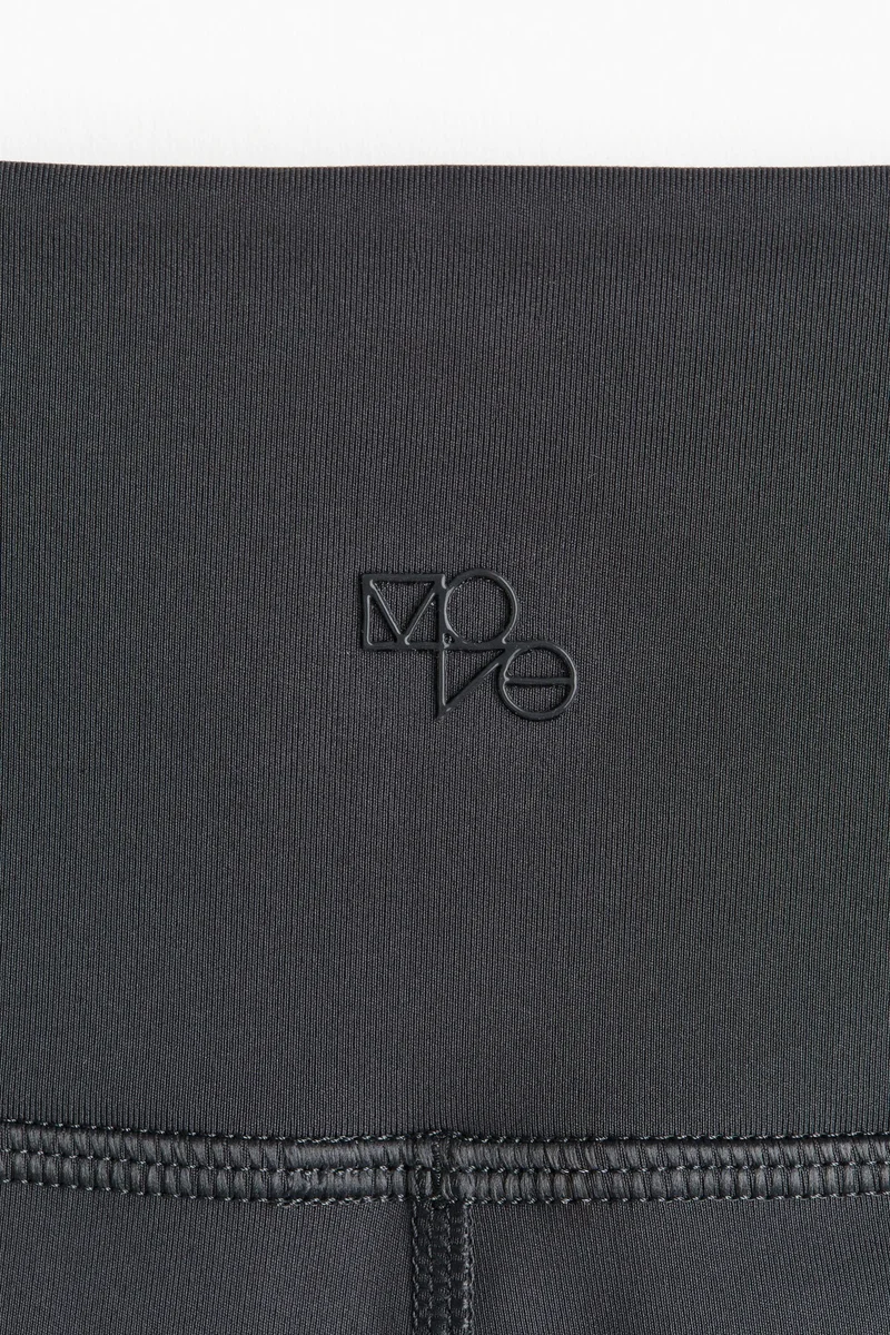 اتش اند ام شورت رياضي بجيب من خامة دراي موف