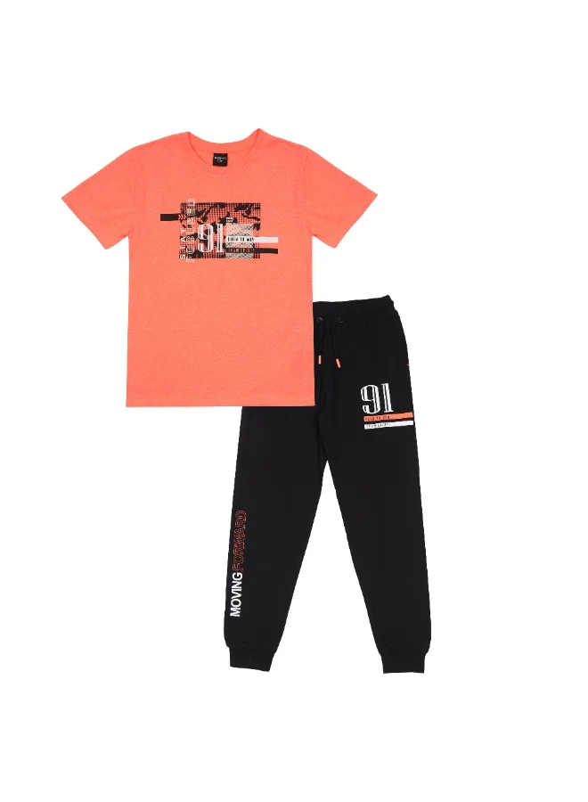 ورباسي طقم تي شيرت أوربانسي مطبوع برقبة دائرية باللون البرتقالي وبنطلون رياضي أسود للأولاد والمراهقين