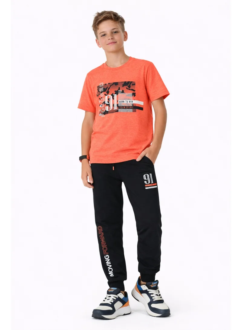ورباسي طقم تي شيرت أوربانسي مطبوع برقبة دائرية باللون البرتقالي وبنطلون رياضي أسود للأولاد والمراهقين