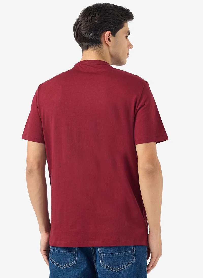 كالفن كلاين تيشيرت قصير بأكمام مطبوع عليه شعار