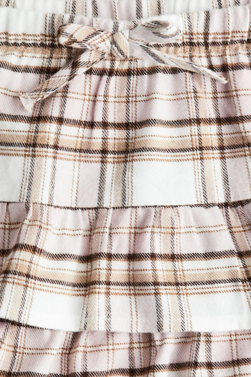 اتش اند ام تنورة بتصميم متدرج