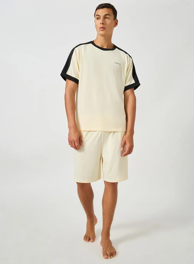 Styli Styli Minimal Print Contrast Trim T-Shirt and Shorts Set