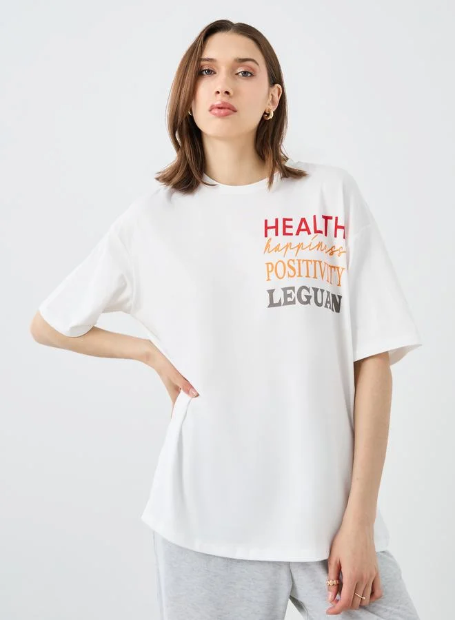 تايك تو تيشيرت فضفاض بأكمام قصيرة وطبعة شعار