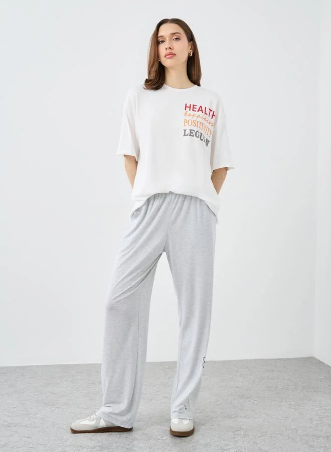 تايك تو تيشيرت فضفاض بأكمام قصيرة وطبعة شعار