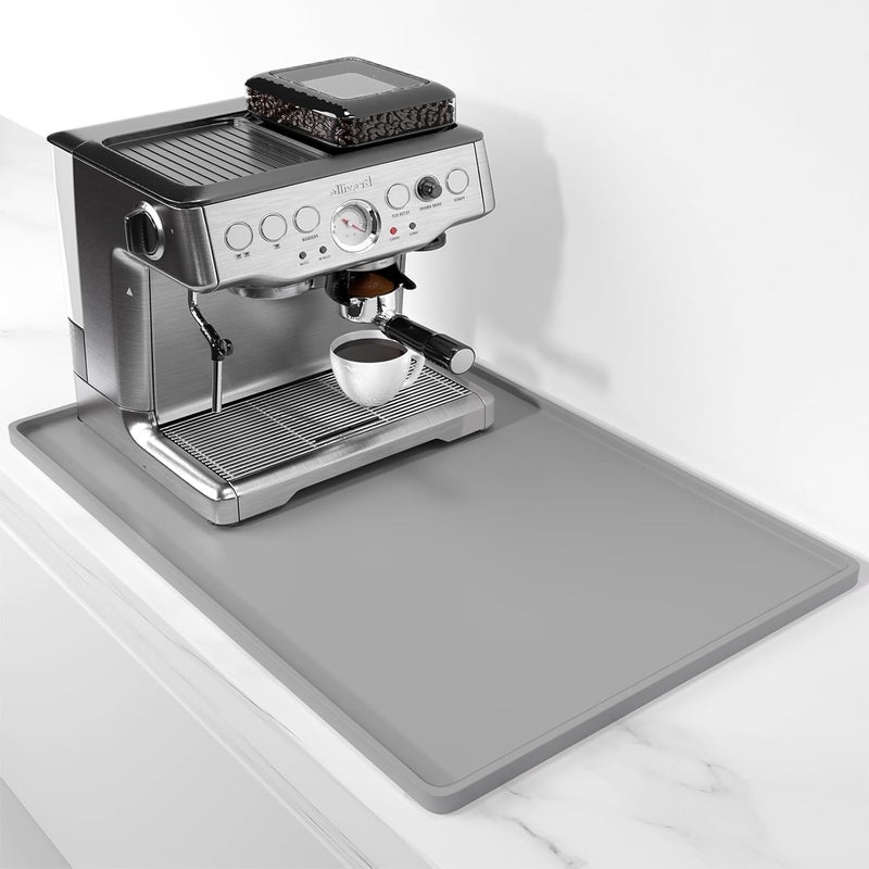 Rnivvi حصيرة قهوة من السيليكون من ، مقاس 16" x 24"، مقاومة للماء وذات حافة مرتفعة، مناسبة لملحقات محطة آلة الإسبريسو، وسادة لتجفيف الأطباق قابلة للفك ومقاومة للحرارة للعمل على طاولة المطبخ، لون أحمر - Image 1