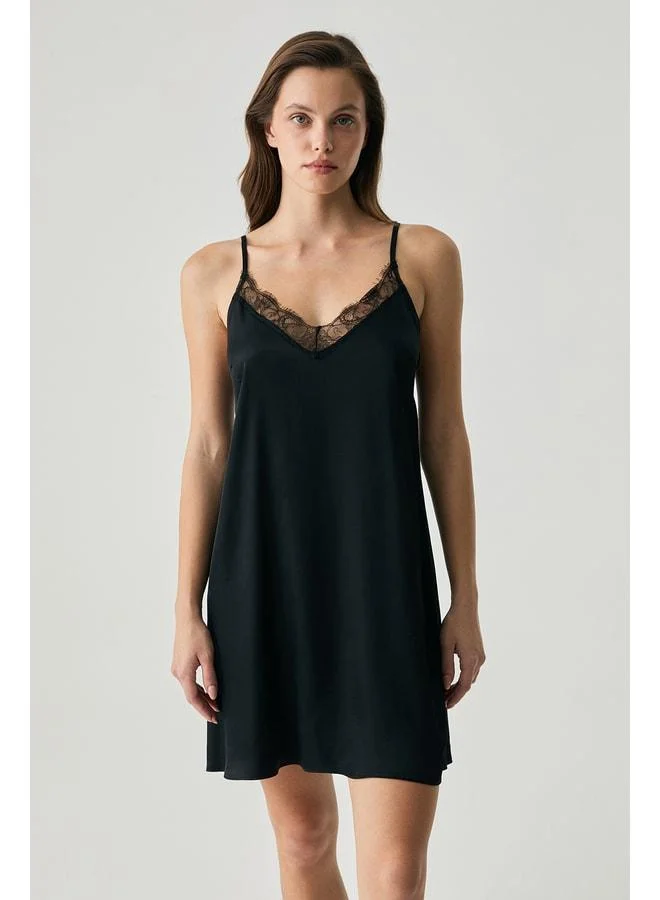 Penye Mood Viscose satin-textured nightgown with lace details.