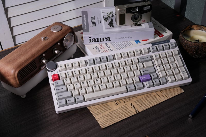 ZORNHER لوحة مفاتيح ميكانيكية لاسلكية ZORNHER ZH980 Pro مع مقبض معدني، لوحة مفاتيح للألعاب بنسبة 95%، لوحة مفاتيح كريمية مع لوحة أرقام، مفاتيح صوتها كريمي، QMK/VIA، تصميم كلاسيكي عتيق أبيض - Image 2
