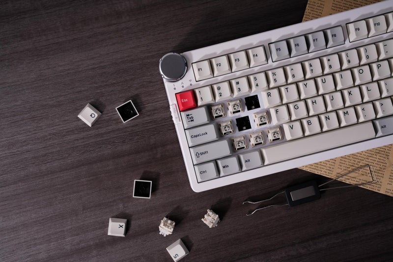 ZORNHER لوحة مفاتيح ميكانيكية لاسلكية ZORNHER ZH980 Pro مع مقبض معدني، لوحة مفاتيح للألعاب بنسبة 95%، لوحة مفاتيح كريمية مع لوحة أرقام، مفاتيح صوتها كريمي، QMK/VIA، تصميم كلاسيكي عتيق أبيض - Image 5