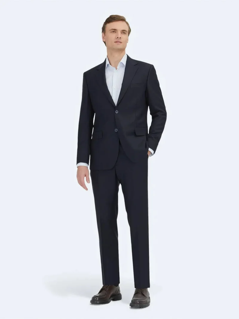 كيب بدلة من الصوف 100%، لون أزرق داكن، بقصة عصرية دقيقة.