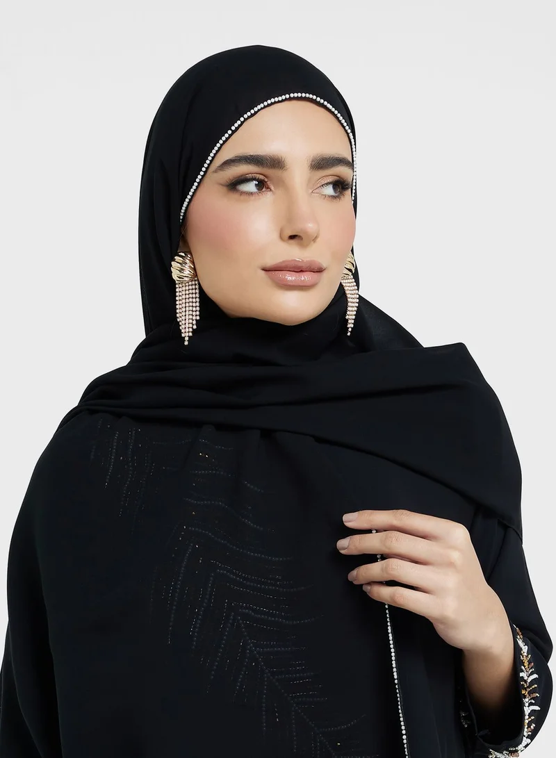 خزانة عباية مغلقة مزينة بالشيلة