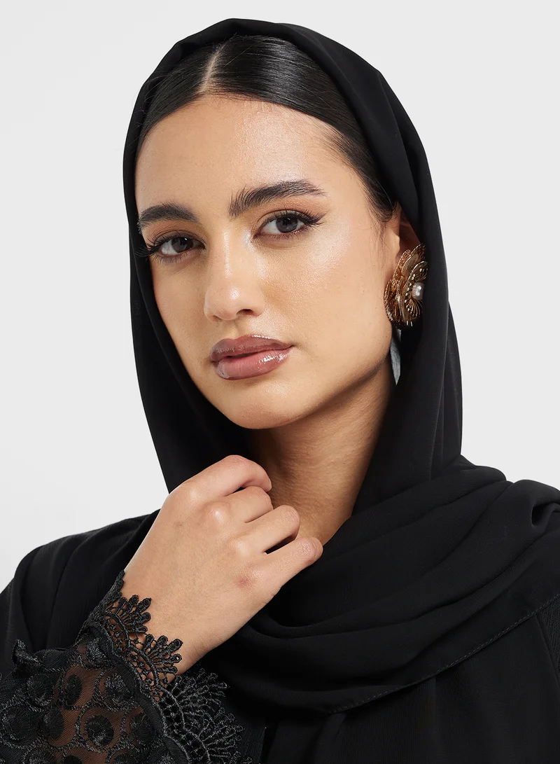 هيا كلوزيت عباية بأكمام واسعة وتفاصيل دانتيل